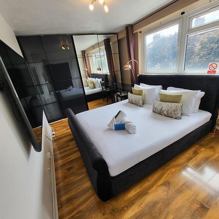 R3 Superking Sized Bed & 75" Tv On The Wall In Clapham Apartment London Luaran gambar