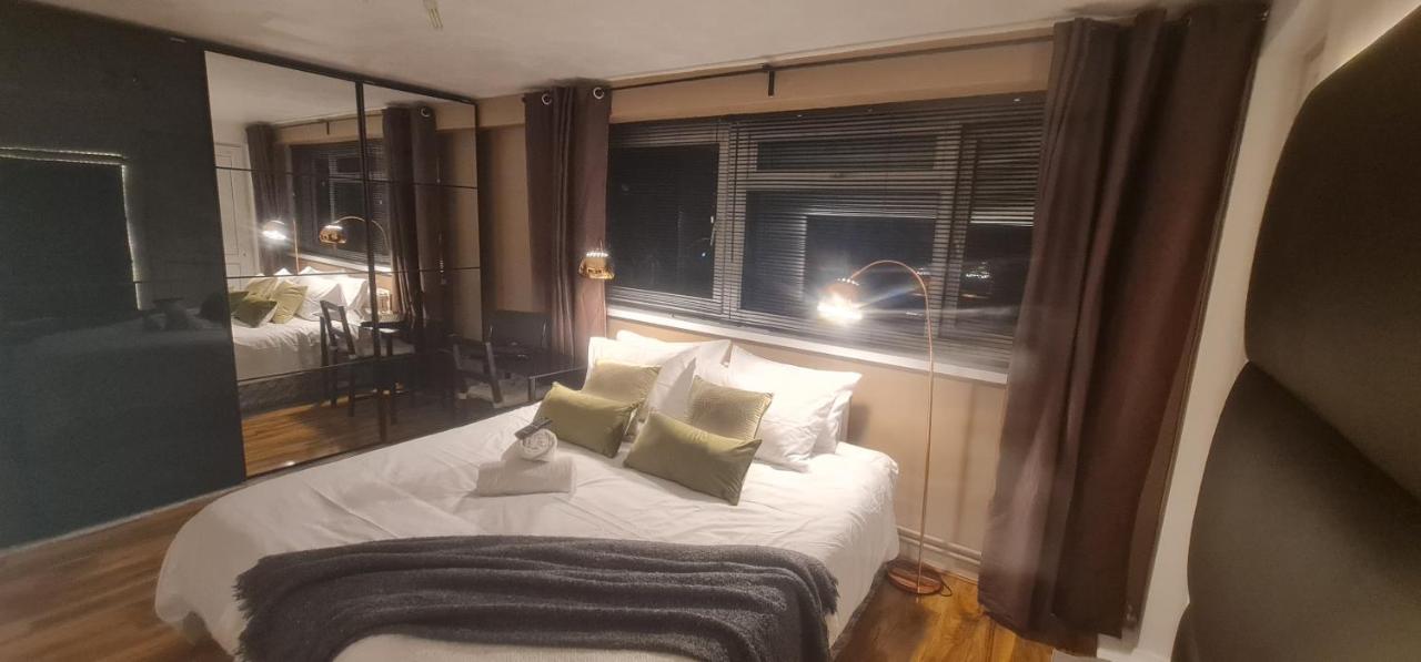 R3 Superking Sized Bed & 75" Tv On The Wall In Clapham Apartment London Luaran gambar