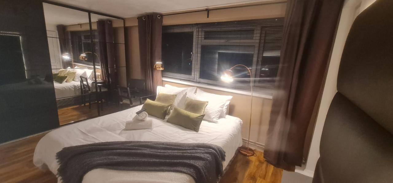 R3 Superking Sized Bed & 75" Tv On The Wall In Clapham Apartment London Luaran gambar