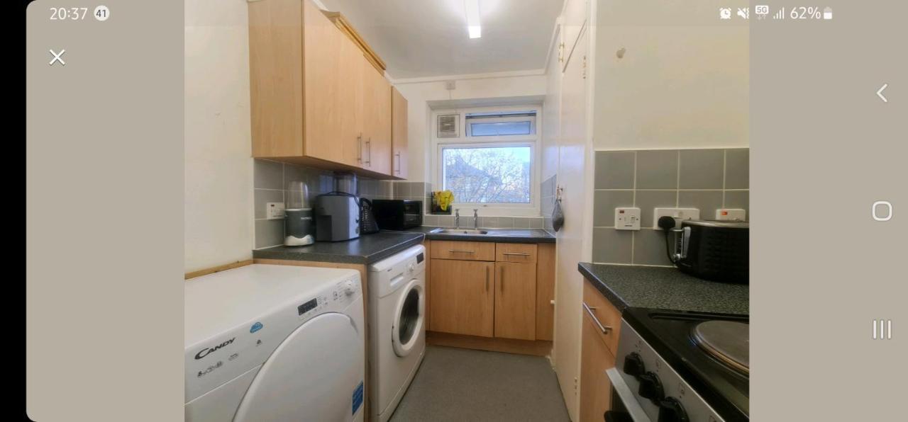 R3 Superking Sized Bed & 75" Tv On The Wall In Clapham Apartment London Luaran gambar