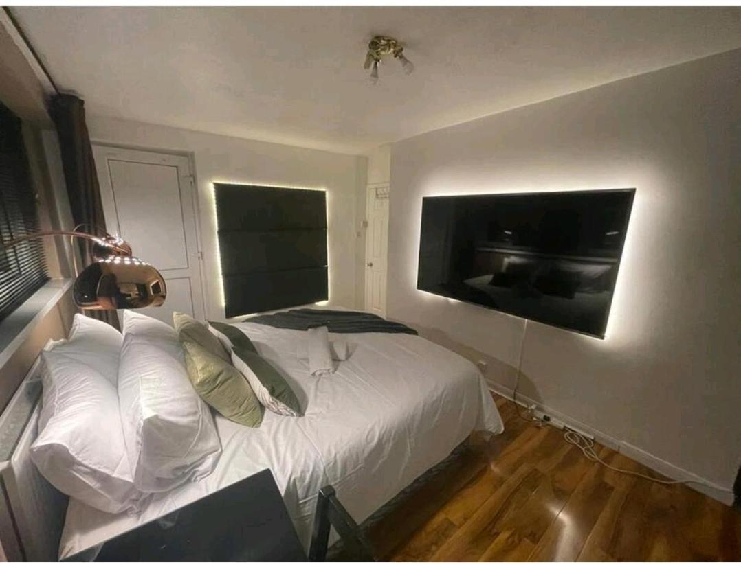 R3 Superking Sized Bed & 75" Tv On The Wall In Clapham Apartment London Luaran gambar