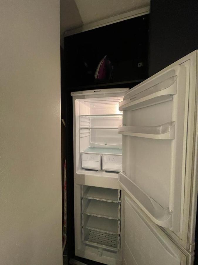 R3 Superking Sized Bed & 75" Tv On The Wall In Clapham Apartment London Luaran gambar