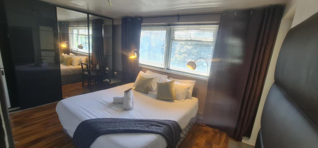 R3 Superking Sized Bed & 75" Tv On The Wall In Clapham Apartment London Luaran gambar