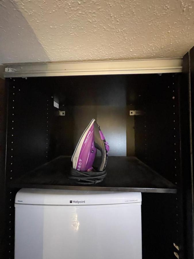 R3 Superking Sized Bed & 75" Tv On The Wall In Clapham Apartment London Luaran gambar