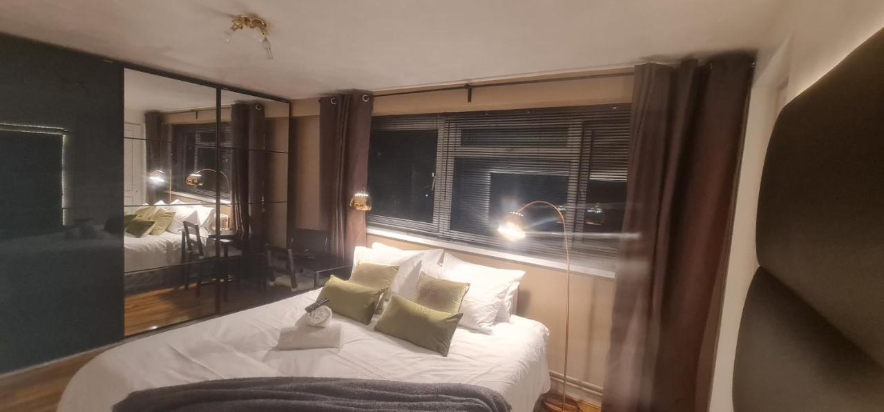 R3 Superking Sized Bed & 75" Tv On The Wall In Clapham Apartment London Luaran gambar
