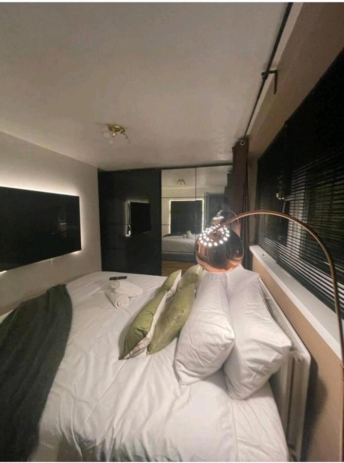 R3 Superking Sized Bed & 75" Tv On The Wall In Clapham Apartment London Luaran gambar