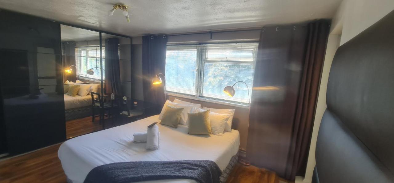 R3 Superking Sized Bed & 75" Tv On The Wall In Clapham Apartment London Luaran gambar