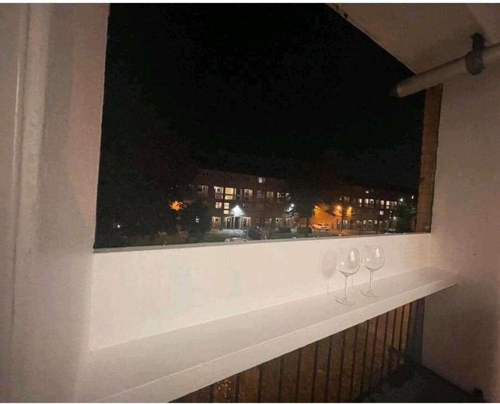 R3 Superking Sized Bed & 75" Tv On The Wall In Clapham Apartment London Luaran gambar