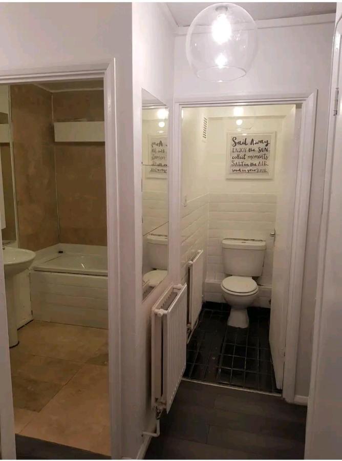 R3 Superking Sized Bed & 75" Tv On The Wall In Clapham Apartment London Luaran gambar