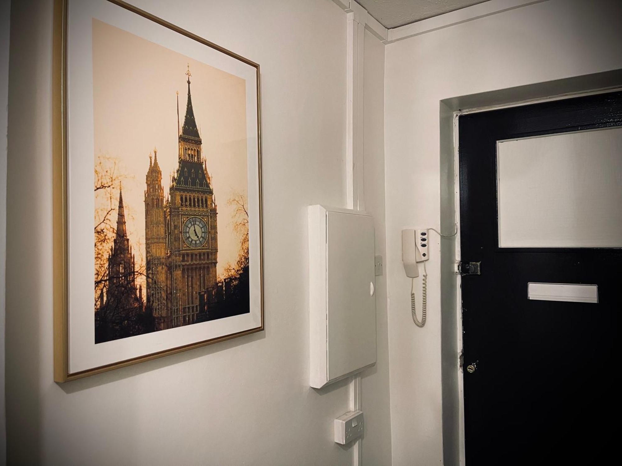 R3 Superking Sized Bed & 75" Tv On The Wall In Clapham Apartment London Luaran gambar
