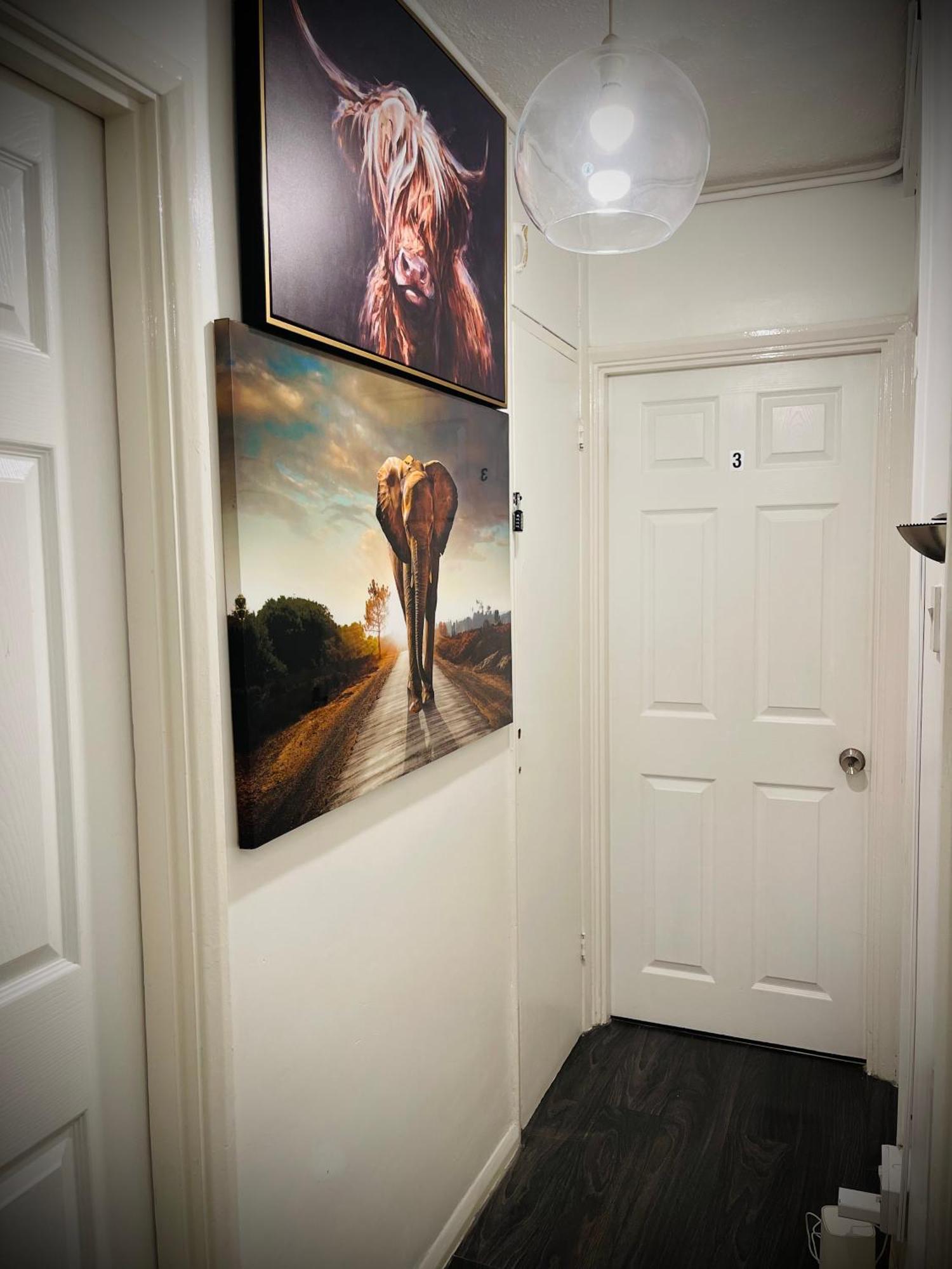 R3 Superking Sized Bed & 75" Tv On The Wall In Clapham Apartment London Luaran gambar