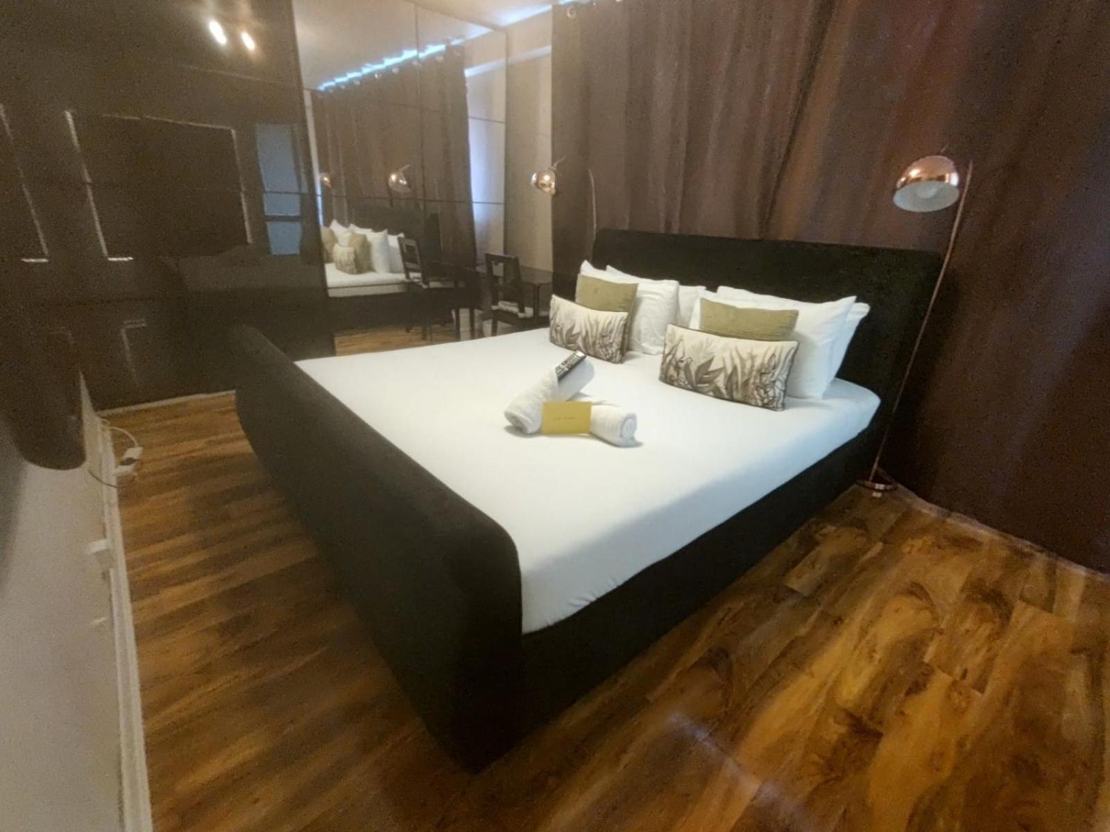 R3 Superking Sized Bed & 75" Tv On The Wall In Clapham Apartment London Luaran gambar