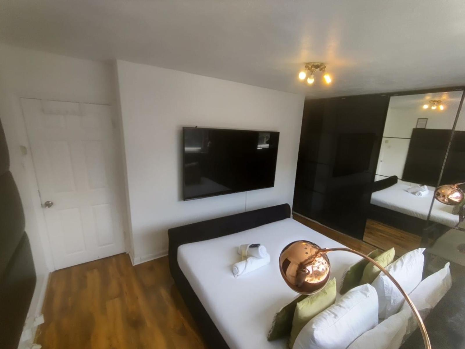 R3 Superking Sized Bed & 75" Tv On The Wall In Clapham Apartment London Luaran gambar