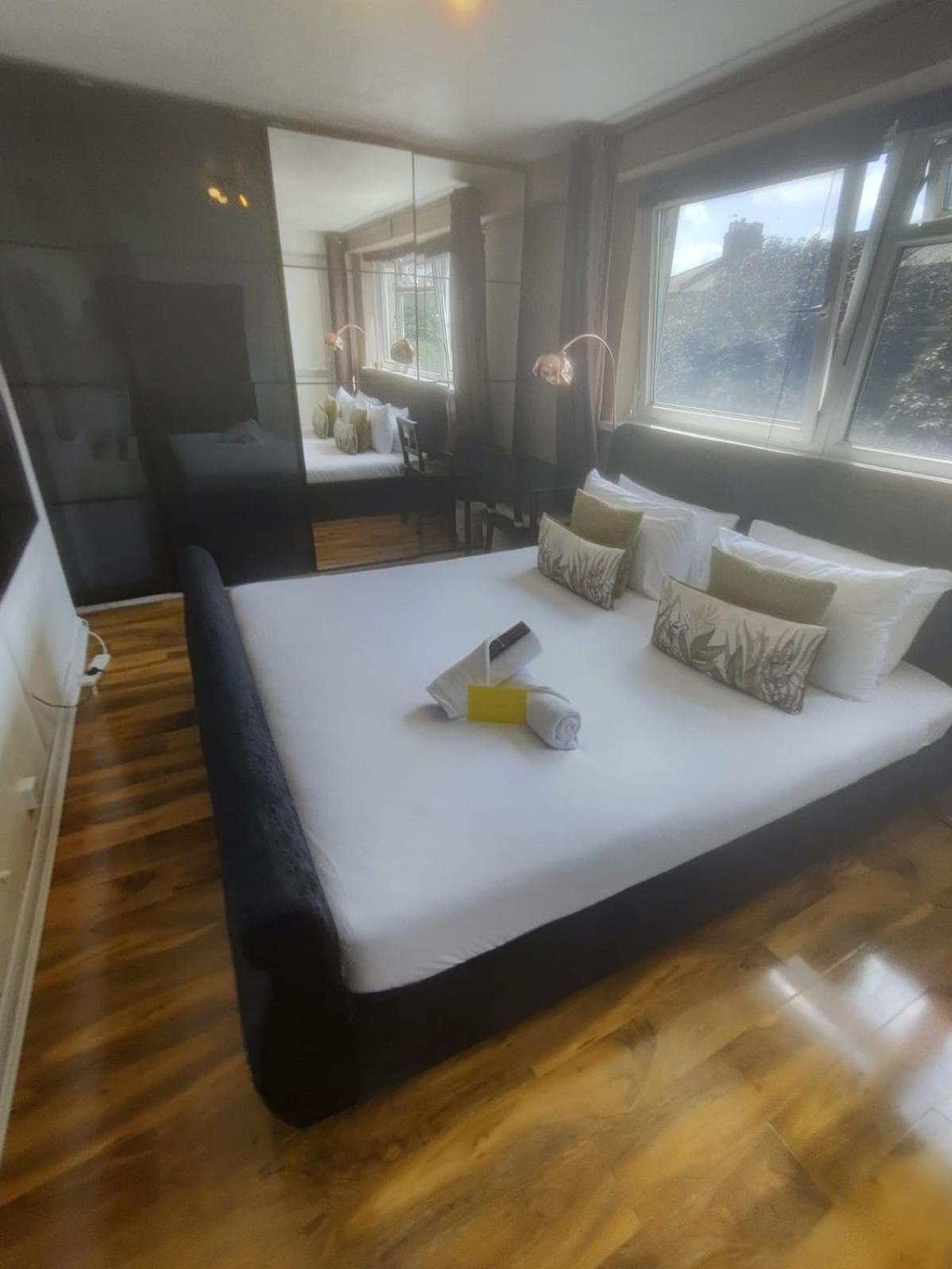 R3 Superking Sized Bed & 75" Tv On The Wall In Clapham Apartment London Luaran gambar