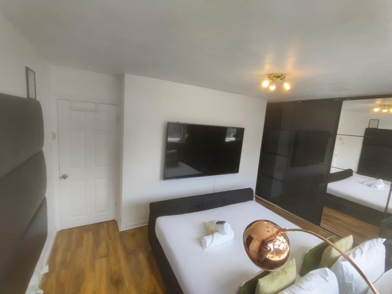 R3 Superking Sized Bed & 75" Tv On The Wall In Clapham Apartment London Luaran gambar
