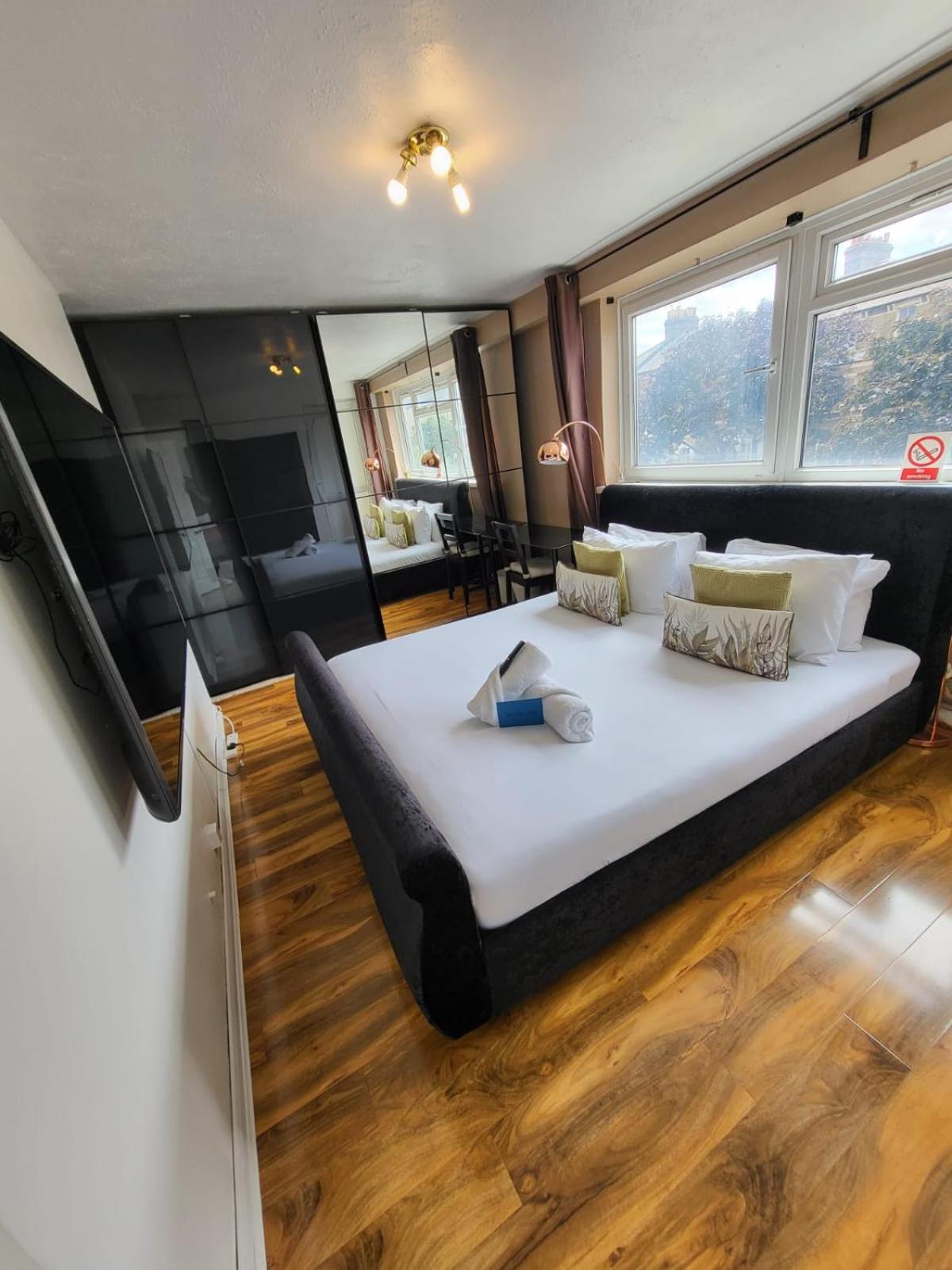 R3 Superking Sized Bed & 75" Tv On The Wall In Clapham Apartment London Luaran gambar